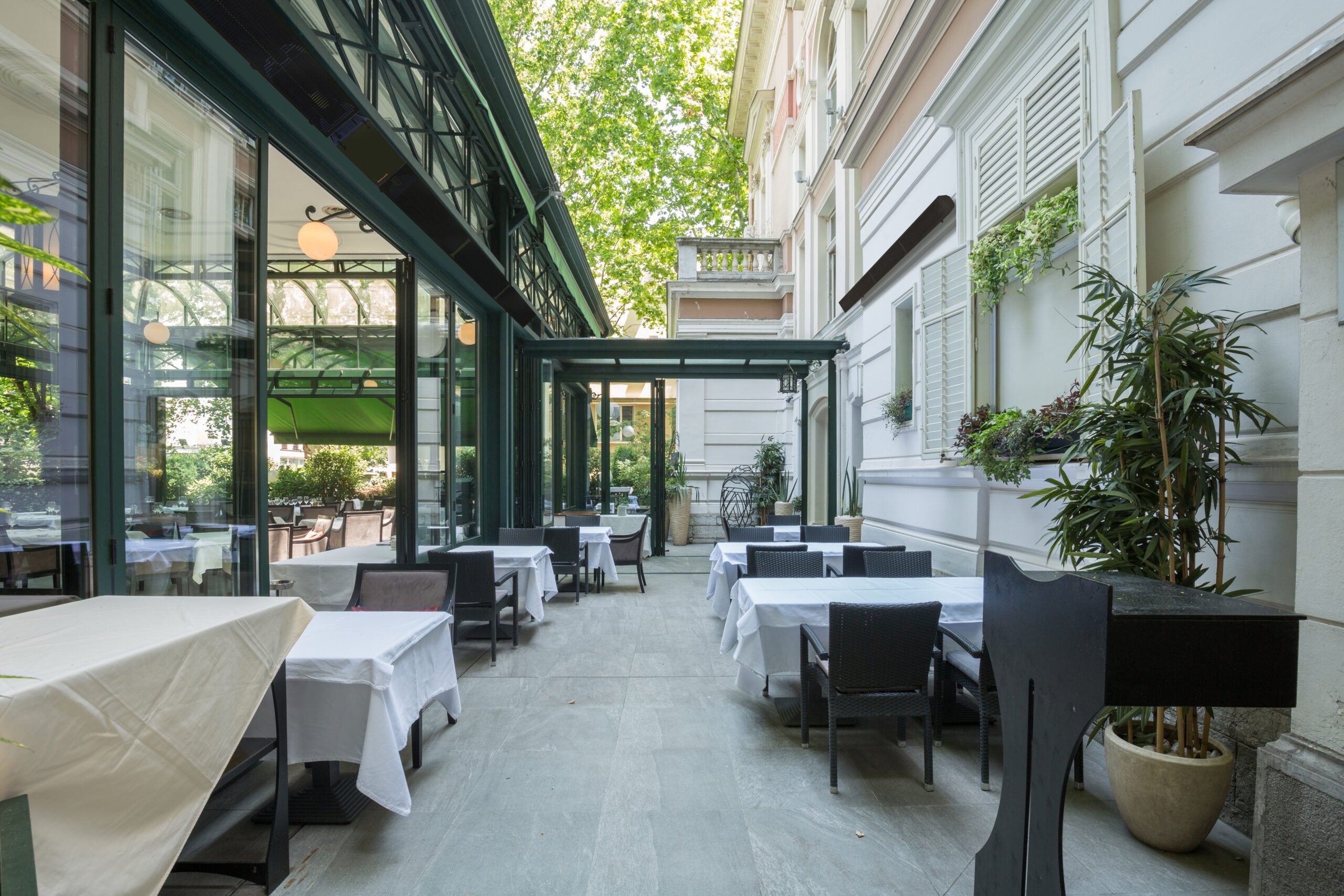 phantomSchwank Two Stage Tube Heater: Black Aluminum, 80/60 MBH NG; 10 ft; 120 Volt